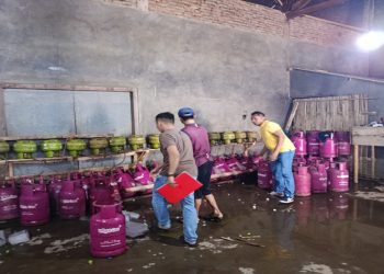 Polisi menggerebek praktik  penyuntikan elpiji 3 kg bersubsidi ke tabung nonsubsidi di Karanganyar. Foto: Ist.