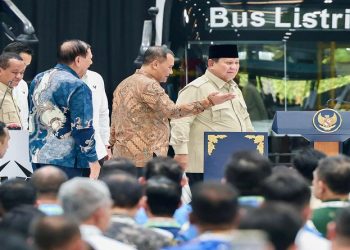 Gubernur Jawa Tengah Ahmad Luthfi mendampingi Presiden Prabowo Subianto meresmikan pabrik perakitan kendaraan listrik komersial PT VKTR Sakti Industries (VKTS) di Kabupaten Magelang, Kamis (9/4/2026). Foto: Ist.