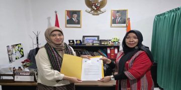 Penandatanganan MoU antara PDIH & MIH UMS dengan Fakultas Hukum UM Kupang sebagai komitmen penguatan kolaborasi akademik. Foto: Ist.