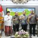 Kepala Dinas Koperasi dan UKM Provinsi Jawa Tengah, Eddy S. Bramiyanto, Penasehat Khusus Presiden Bidang Politik dan Keamanan, Brigjen Pol (Purn) Erwin Chahara Rusmana saat audiensi dengan Gubernur Jawa Tengah, Ahmad Luthfi di Semarang pada Jumat 10 April 2026. Foto: Ist.