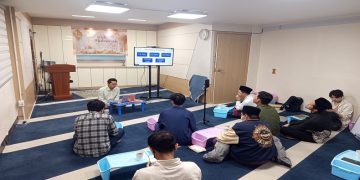 Kegiatan edukasi kesehatan fisik bagi warga Muslim Korea Selatan digelar di Masjid Al Falah Seoul melalui program PkM KI UMS. Foto: Ist.