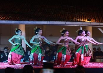 Pentas Triwulan Catha Ambya 9 ISI Solo di Pamedan Pura Mangkunegaran guna memperingati hari kelahiran K.G.P.A.A. Mangkoenagoro X. Foto: Ist.
