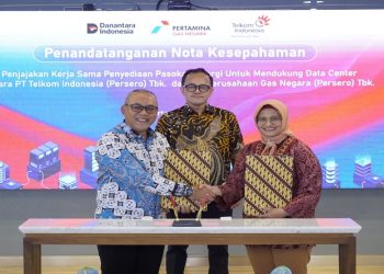 Penandatanganan MoU oleh Direktur Utama Telkom Dian Siswarini (paling kanan) dengan Direktur Utama PGN Arief Kurnia Risdianto (paling kiri) dan disaksikan Senior Director of Business Performance and Assets Optimization Danantara Indonesia Bhimo Aryanto (tengah) di Jakarta, Jumat (10/4/2026). Foto: Ist.