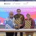 Penandatanganan MoU oleh Direktur Utama Telkom Dian Siswarini (paling kanan) dengan Direktur Utama PGN Arief Kurnia Risdianto (paling kiri) dan disaksikan Senior Director of Business Performance and Assets Optimization Danantara Indonesia Bhimo Aryanto (tengah) di Jakarta, Jumat (10/4/2026). Foto: Ist.