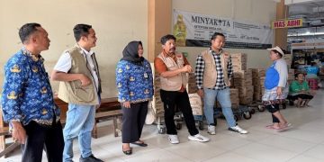 Bulog Surakarta melakukan kegiatan rutin dropping MinyaKita di pasar-pasar Tradisional Se-Soloraya. Foto: Ist.