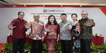 Presiden Komisaris CIMB Niaga Didi Syafruddin Yahya (kiri) bersama Presiden Direktur CIMB Niaga Lani Darmawan (ketiga kiri), Direktur Compliance, Corporate Affairs and Legal CIMB Niaga Fransiska Oei (kedua kanan), Direktur Strategy, Finance & SPAPM CIMB Niaga Lee Kai Kwong (kanan), Anggota Dewan Pengawas Syariah CIMB Niaga Dr. H. Hamim Ilyas, M.Ag (kedua kiri), dan Direktur CIMB Niaga Budiman Tanjung (ketiga kanan) pada Rapat Umum Pemegang Saham Tahunan (RUPST) CIMB Niaga di Jakarta, Jumat (17/4/2026). Foto: Ist.