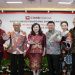 Presiden Komisaris CIMB Niaga Didi Syafruddin Yahya (kiri) bersama Presiden Direktur CIMB Niaga Lani Darmawan (ketiga kiri), Direktur Compliance, Corporate Affairs and Legal CIMB Niaga Fransiska Oei (kedua kanan), Direktur Strategy, Finance & SPAPM CIMB Niaga Lee Kai Kwong (kanan), Anggota Dewan Pengawas Syariah CIMB Niaga Dr. H. Hamim Ilyas, M.Ag (kedua kiri), dan Direktur CIMB Niaga Budiman Tanjung (ketiga kanan) pada Rapat Umum Pemegang Saham Tahunan (RUPST) CIMB Niaga di Jakarta, Jumat (17/4/2026). Foto: Ist.