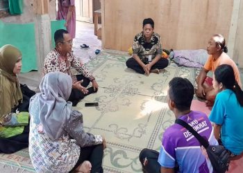 Kepala Dinas Pendidikan Jateng, Sadimin bersama jajaran menyampaikan belasungkawa kepada keluarga almarhum Wahyu Adi Prasetya, siswa SMP Negeri 2 Sumberlawang, Sragen, Jumat (17/4/2026). Foto: Ist.