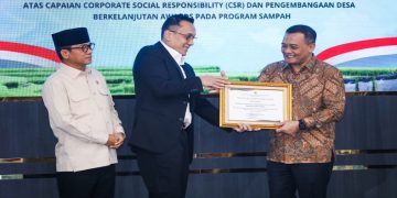 Gubernur Jawa Tengah, Ahmad Luthfi menerima penghargaan atas capaian CSR dan PDB Awards 2026 dari Kemendes PDT. Foto: Ist.