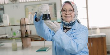 Guru Besar Ilmu Teknik Kimia UMS, Prof. Dra. Kun Harismah, M.Si., Ph.D. Foto: Ist.