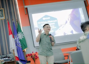 Customer success partner dari Emerald Group Publishing Limited, William Loh saat memberikan materi pada workshop di Perpustakaan UMS, 22 April 2026. Foto: Ist.