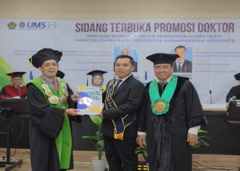 Wakil Rektor 3 Institut Ahmad Dahlan Probolinggo, Muhammad Alfi Syahrin resmi menyandang gelar doktor usai melewati sidang promosi doktor Program Studi Doktor PAI UMS. Foto: Ist.