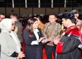 Menkomdigi Meutya Hafid didampingi Direktur Utama Telkom Dian Siswarini dan Rektor Telkom University Prof. Dr. Suyanto menghadiri Sidang Terbuka Senat Wisuda Telkom University Periode II Tahun Akademik 2025/2026, Sabtu (25/4/2026). Foto: Ist.