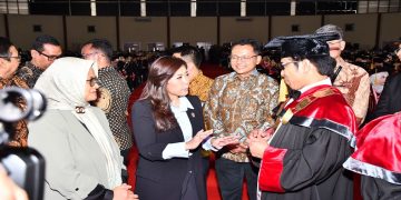 Menkomdigi Meutya Hafid didampingi Direktur Utama Telkom Dian Siswarini dan Rektor Telkom University Prof. Dr. Suyanto menghadiri Sidang Terbuka Senat Wisuda Telkom University Periode II Tahun Akademik 2025/2026, Sabtu (25/4/2026). Foto: Ist.