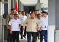 Gubernur Jawa Tengah Ahmad Luthfi mendampingi Presiden Prabowo Subianto dalam kunjungan kerjanya ke SMA Negeri 1 Cilacap, Rabu 29 April 2026. Foto: Ist.