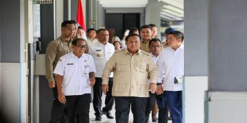 Gubernur Jawa Tengah Ahmad Luthfi mendampingi Presiden Prabowo Subianto dalam kunjungan kerjanya ke SMA Negeri 1 Cilacap, Rabu 29 April 2026. Foto: Ist.
