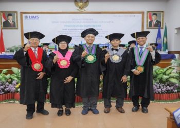 Pengukuhan dua guru besar UMS, Rabu (29/4/2026) di Auditorium Moh. Djazman Kampus I UMS.