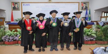 Pengukuhan dua guru besar UMS, Rabu (29/4/2026) di Auditorium Moh. Djazman Kampus I UMS.