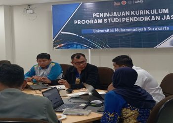 Suasana peninjauan kurikulum Prodi Pendidikan Jasmani UMS. Foto: Ist.