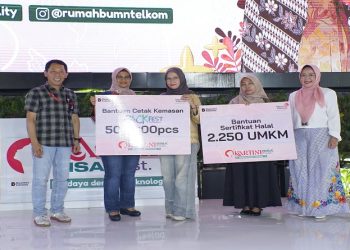 Direktur Utama Telkom Dian Siswarini (kedua dari kiri) memberikan dukungan strategis melalui program Packfest dengan menyalurkan bantuan 500.000 cetak kemasan dan sertifikasi halal bagi 2.250 UMKM perempuan secara gratis. Foto: Ist.
