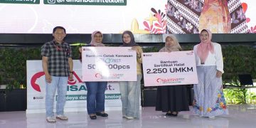Direktur Utama Telkom Dian Siswarini (kedua dari kiri) memberikan dukungan strategis melalui program Packfest dengan menyalurkan bantuan 500.000 cetak kemasan dan sertifikasi halal bagi 2.250 UMKM perempuan secara gratis. Foto: Ist.