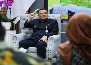 Gubernur Jateng Ahmad Luthfi menerima audiensi Kepala DPMPTSP Jawa Tengah, Sakina Rosellasari di ruang kerjanya, Kamis, 30 April 2026. Foto: Ist.
