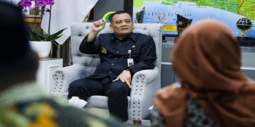 Gubernur Jateng Ahmad Luthfi menerima audiensi Kepala DPMPTSP Jawa Tengah, Sakina Rosellasari di ruang kerjanya, Kamis, 30 April 2026. Foto: Ist.