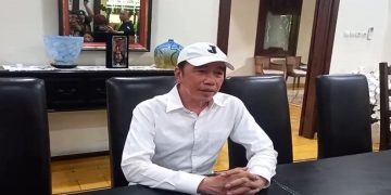 Mantan Presiden Jokowi memberikan keterangan pers di kediamannya, Jalan Kutai Utara Nomor 1, Kelurahan Sumber, Kecamatan Banjarsari, Kota Solo, Jumat (10/4/2026). Foto: Indospektrum