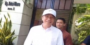 Mantan Presiden Jokowi saat memberikan keterangan pers di kediamannya, Gang Kutai Utara Nomor 1, Kelurahan Sumber, Kecamatan Banjarsari, Kota Solo, Senin (20/4/2026). Foto: Ist.