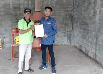 Penyerahan Alat Insentor Ramah Lingkungan oleh Tim UMS ke TPS RW X Desa Gonilan, Kartasura. Foto : Ist.