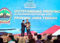 Ahmad Luthfi menerima penghargaan dalam ajang National Governance Award 2026: Sinergi Nusantara untuk Indonesia, di The Ritz-Carlton Hotel Jakarta, Jumat (24/4/2026). Penghargaan diserahkan oleh Menteri Koordinator Bidang Pemberdayaan Masyarakat, Abdul Muhaimin Iskandar Foto : Ist.