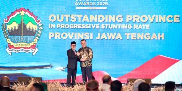 Ahmad Luthfi menerima penghargaan dalam ajang National Governance Award 2026: Sinergi Nusantara untuk Indonesia, di The Ritz-Carlton Hotel Jakarta, Jumat (24/4/2026). Penghargaan diserahkan oleh Menteri Koordinator Bidang Pemberdayaan Masyarakat, Abdul Muhaimin Iskandar Foto : Ist.