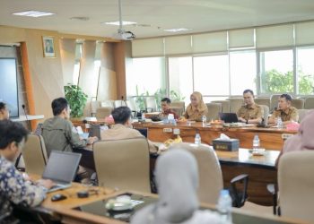 Koordiantor SDGs Center UMS Rama Rizana S.T M.Sc berdiskusi dengan perwakilan Badan Perencanaan Pembangunan, Riset dan Inovasi Daerah (Bapperida) Kabupaten Pekalongan di Ruang Sidang BPH, Gedung Induk Siti Walidah, Selasa (28/4/2026). Foto : Ist.