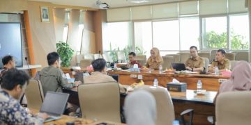 Koordiantor SDGs Center UMS Rama Rizana S.T M.Sc berdiskusi dengan perwakilan Badan Perencanaan Pembangunan, Riset dan Inovasi Daerah (Bapperida) Kabupaten Pekalongan di Ruang Sidang BPH, Gedung Induk Siti Walidah, Selasa (28/4/2026). Foto : Ist.