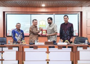 Gubernur Jateng Ahmad Luthfi dan Gubernur Aceh Muzakir Manaf menandatangani kesepakatan kerja sama berbagai bidang di Kantor Gubernur Aceh, Kamis (23/4/2026). Foto : Ist.