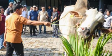 Gubernur Jawa Tengah Ahmad Luthfi mendampingi Ketua Majelis Permusyawaratan Rakyat (MPR) Ahmad Muzani dan Wakil Menteri Pertanian Sudaryono meninjau peternakan sapi Berkah Setia Farm di Kabupaten Purworejo,  Sabtu (25/4/2026). Foto : Ist.