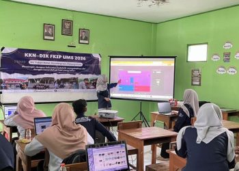 Suasana pendampingan penerapan media pembelajaran oleh Tim KKN Dik UMS dan sosialisasi tim di SMA Muhammadiyah 3 Gondangrejo, Karanganyar. Foto : Ist.