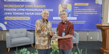 Penyerahan kenang-kenangan oleh Rektor UMS Prof Dr Harun Joko Prayitno M.Hum kepada Direktur Direktorat Penelitian dan Pengabdian kepada Masyarakat Dirjen Riset dan Pengembangan Kemdiktisaintek Prof I Ketut Adnyana M.Si, Ph.D. Foto : Ist.