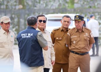Gubernur Jawa Tengah Ahmad Luthfi mendampingi Presiden Prabowo Subianto mengunjungi Tempat Pengolahan Sampah Terpadu Berbasis Lingkungan dan Edukasi (TPST BLE) di Desa Kaliori, Banyumas, Selasa (28/4/2026). Foto : Ist.