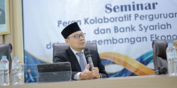 Prof Ihwan Susila S.E, M.Si, Ph.D menyampaikan materi Hilirisasi Riset Ekonomi Syariah dan Tantangan Kolaborasi di Era Digital. Foto : Ist.