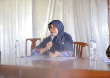 Guru Besar bidang kepakaran Ilmu Keperawatan Jiwa FIK UMS, Prof Arum Pratiwi S.Kp M.Kes Ph.D saat memberikan pemaparan di depan wartawan. Foto : Ist.