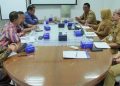 Direktur DRPPS UMS Prof Ir Sarjito M.T Ph.D memaparkan mekanisme pelaksanaan program yang akan diawali UMS. Pertemuan antara Bapperida Kabupaten Sragen dengan UMS ini digelar di ruang pertemuan DRPPS UMS lantai 5 Gedung Induk Siti Walidah.  Foto : Ist.