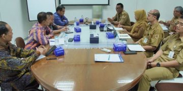 Direktur DRPPS UMS Prof Ir Sarjito M.T Ph.D memaparkan mekanisme pelaksanaan program yang akan diawali UMS. Pertemuan antara Bapperida Kabupaten Sragen dengan UMS ini digelar di ruang pertemuan DRPPS UMS lantai 5 Gedung Induk Siti Walidah.  Foto : Ist.