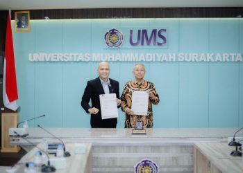 Rektor UMS Prof Dr Harun Joko Prayitno M.Hum (kanan) dan General Manager PLN Puslitbang Mochamad Soleh sepakat menandatangani nota kesepahaman (MoU) buka peluan riset. Foto : Ist.