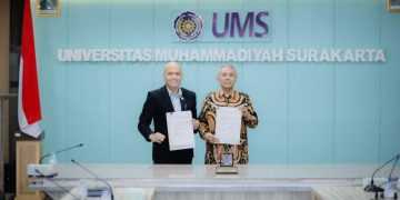 Rektor UMS Prof Dr Harun Joko Prayitno M.Hum (kanan) dan General Manager PLN Puslitbang Mochamad Soleh sepakat menandatangani nota kesepahaman (MoU) buka peluan riset. Foto : Ist.