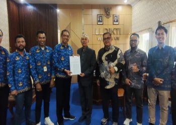 Penyerahan SK tentang izin penggabungan Institut Teknologi dan Bisnis Muhammadiyah Bali dan Akademi Kebidanan Tunas Harapan Bangsa menjadi Universitas Bali Internasional Muhammadiyah. Foto: Ist.