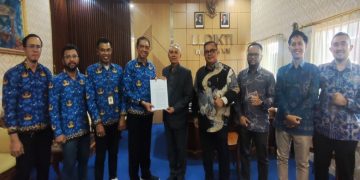 Penyerahan SK tentang izin penggabungan Institut Teknologi dan Bisnis Muhammadiyah Bali dan Akademi Kebidanan Tunas Harapan Bangsa menjadi Universitas Bali Internasional Muhammadiyah. Foto: Ist.