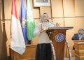 Alumni UMS, Niken Probowati, SE., MBA saat memberikan motivasi kepada alumni FEB UMS. Foto: Ist.