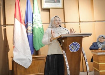 Alumni UMS, Niken Probowati, SE., MBA saat memberikan motivasi kepada alumni FEB UMS. Foto: Ist.