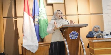 Alumni UMS, Niken Probowati, SE., MBA saat memberikan motivasi kepada alumni FEB UMS. Foto: Ist.